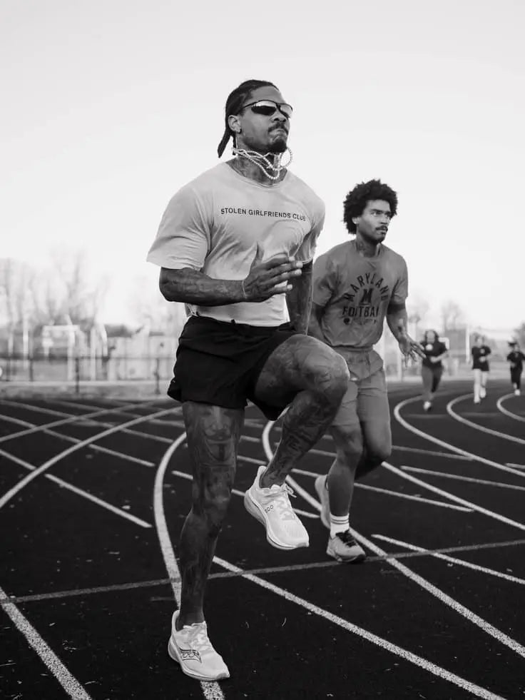Athlète de basket travaillant ses changements de mouvement pour développer son adaptabilité