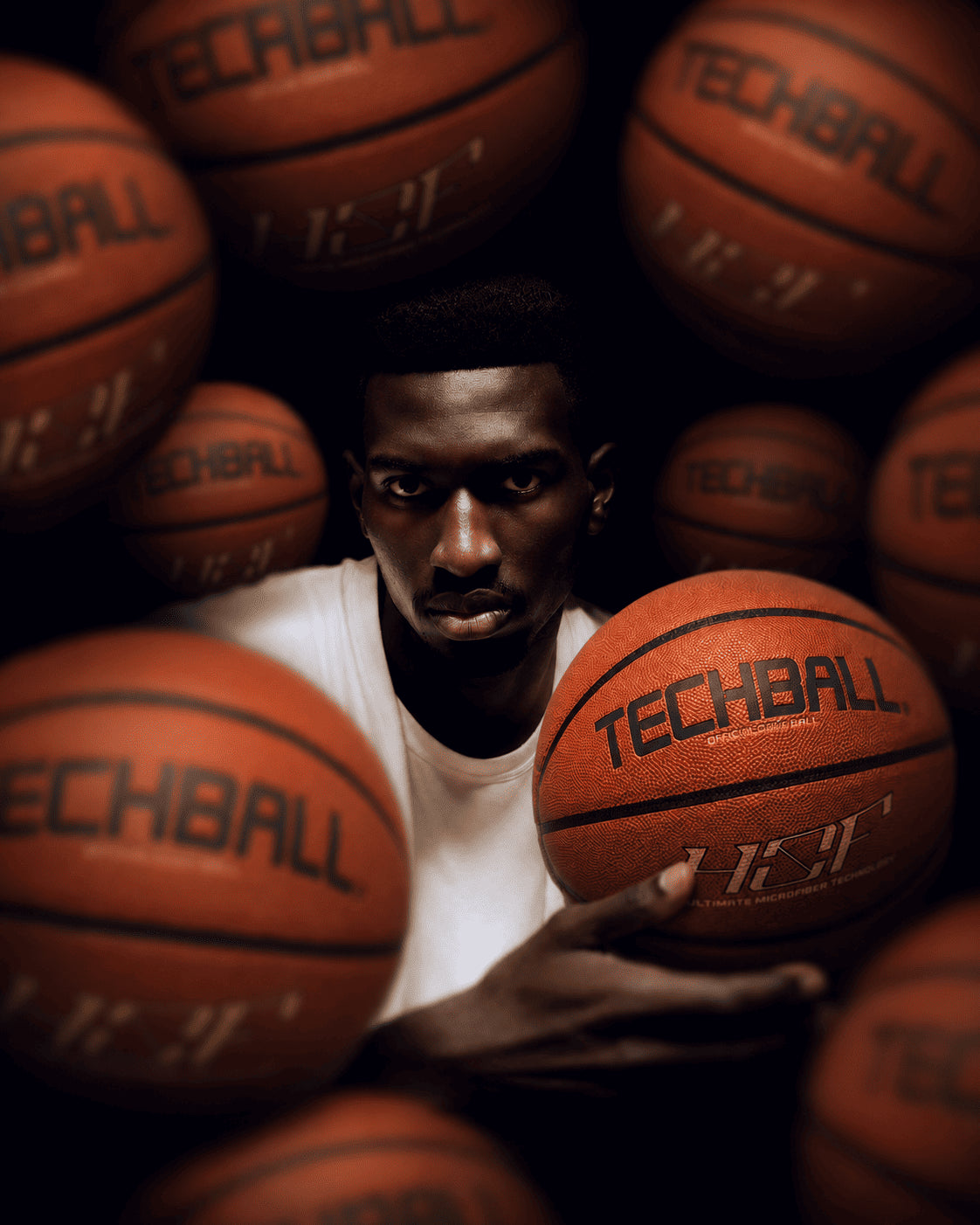 Ballon de basket en mouvement illustrant l'adaptabilité technique d'un joueur