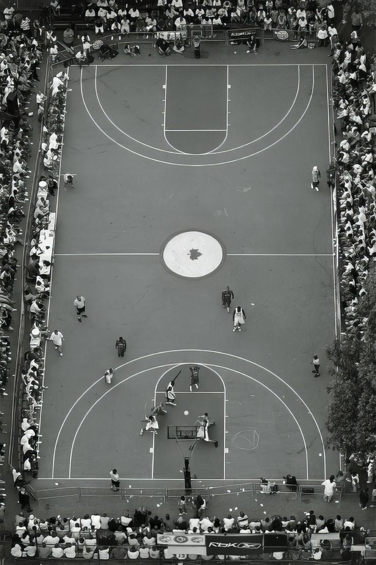 Match de basket en exterieur lors d'un évènement TechBall où les joueurs d'adaptent à la défense