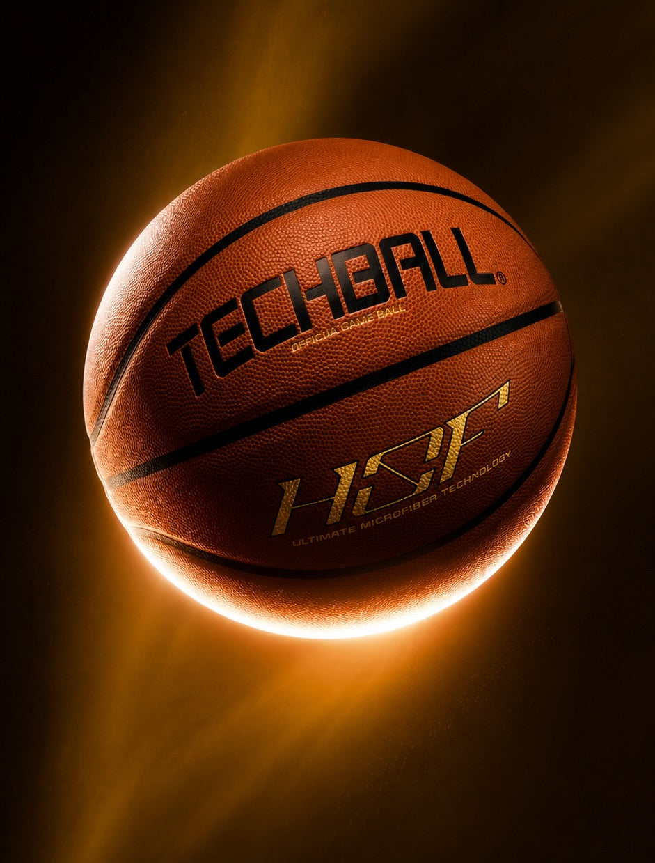 Ballon de basket TechBall HOF en microfibre, official game ball éclairé sur fond sombre, allié pour progresser au basket