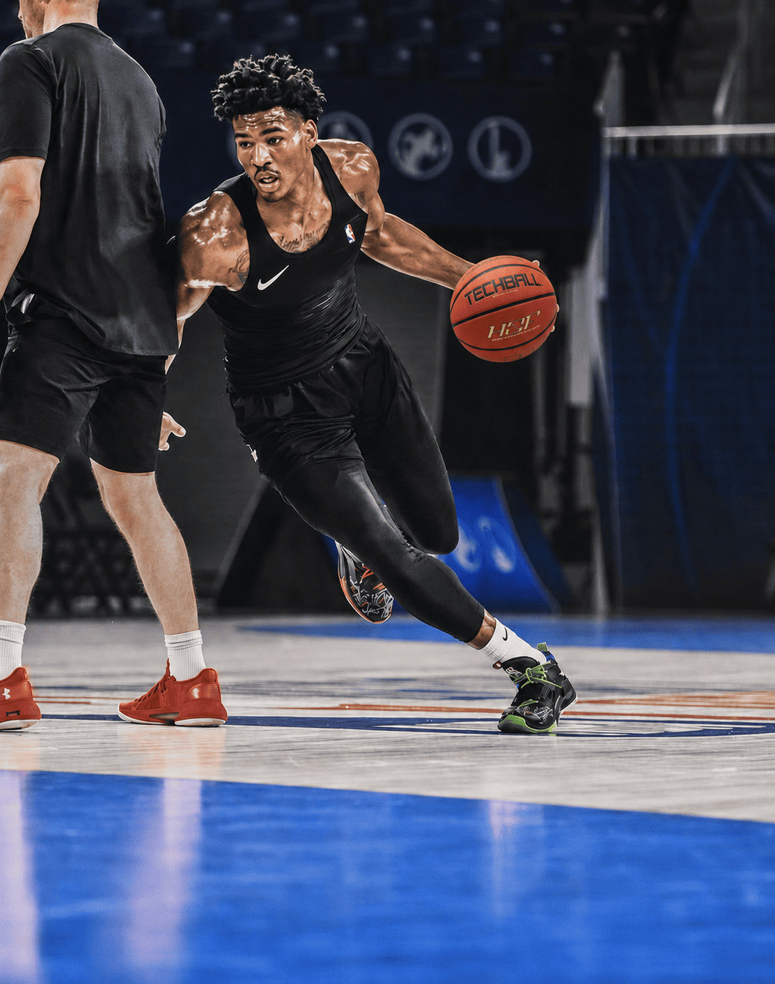 joueur de basket qui perce la défense en dribble avec un ballon TechBall HOF progression sur le terrain